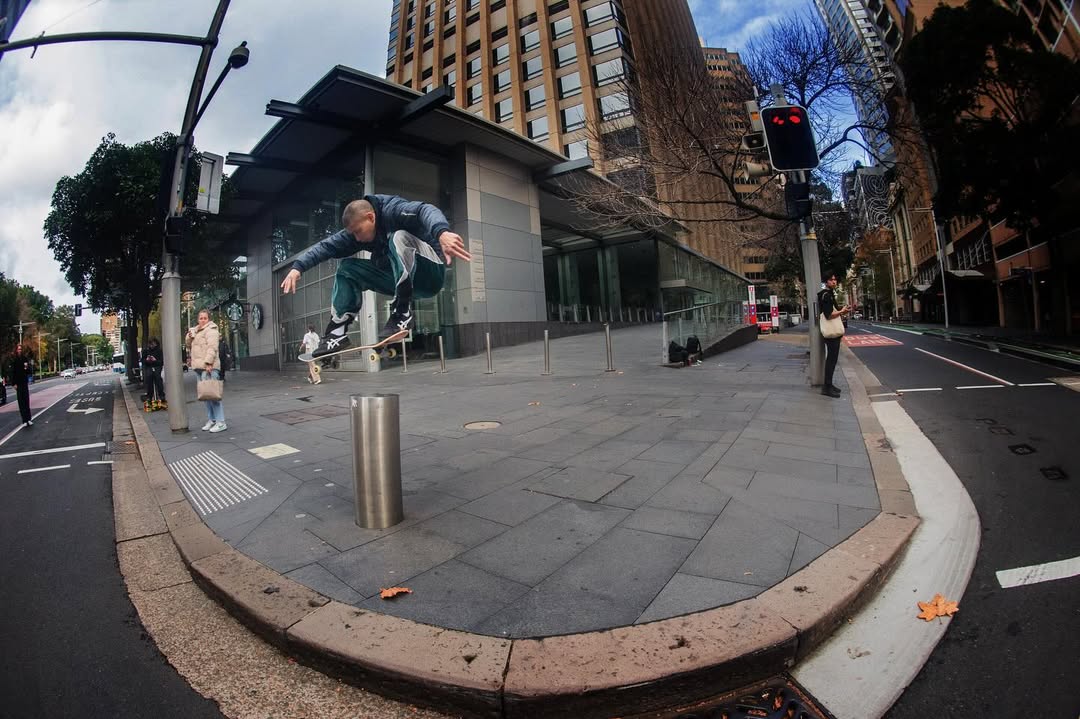 Hoddle Welcomes Gary Almeida